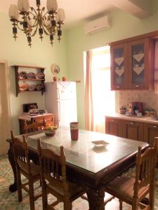 Küche/Küchenzeile in der Unterkunft ROSABELLA HOME ( FILOTI VILLAGE )