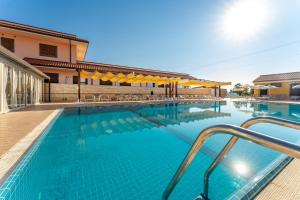 Bazén v ubytování La Terra Dei Sogni Country Hotel nebo v jeho okolí