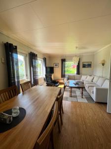 sala de estar con mesa y sofá en Lyngen House, en Olderdalen