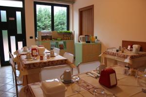 Coffee and tea making facilities at Villa Giglio Még 11 kép