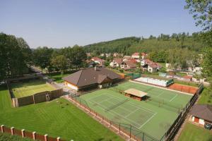 Tenis alebo squash v ubytovaní tx HOTEL alebo jeho okolí
