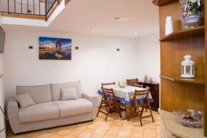a living room with a couch and a table at Casa Resilienza Vico Equense - 5 min dal mare in Vico Equense