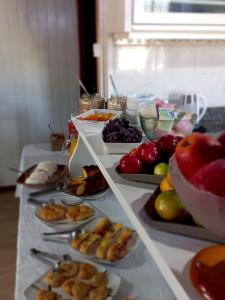 ein Buffet mit verschiedenen Speisen auf dem Tisch in der Unterkunft Pousada Cravo e Canela SJ in São Joaquim