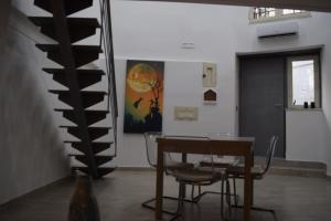 a dining room with a table and chairs at Dimora D’alessandro in Naples