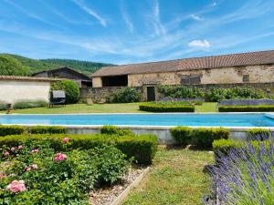 The swimming pool at or close to Les Hauts de CLuny