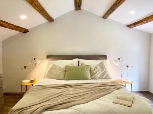 Un dormitorio con una cama grande con dos lámparas. en PARENTIUM LOFT CENTER SQUARE, en Poreč