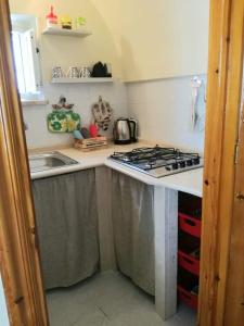 A kitchen or kitchenette at L 'Alcova Holidays Home CENTRO STORICO
