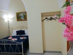 A bed or beds in a room at L 'Alcova Holidays Home CENTRO STORICO