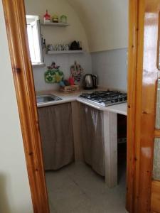 A kitchen or kitchenette at L 'Alcova Holidays Home CENTRO STORICO