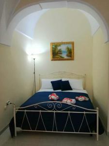 1 dormitorio con 1 cama con edredón azul en L 'Alcova Holidays Home CENTRO STORICO, en Ceglie Messapica