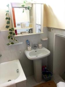 A bathroom at L 'Alcova Holidays Home CENTRO STORICO