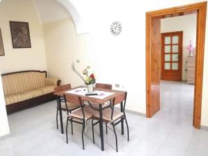 A seating area at L 'Alcova Holidays Home CENTRO STORICO