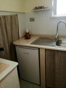 A kitchen or kitchenette at L 'Alcova Holidays Home CENTRO STORICO