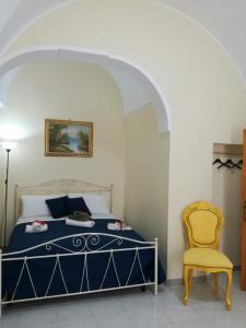 A bed or beds in a room at L 'Alcova Holidays Home CENTRO STORICO
