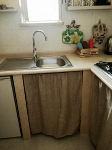 A kitchen or kitchenette at L 'Alcova Holidays Home CENTRO STORICO