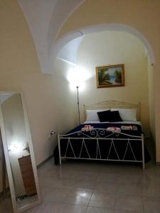 A bed or beds in a room at L 'Alcova Holidays Home CENTRO STORICO