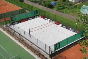 Tenis alebo squash v ubytovaní tx HOTEL alebo jeho okolí