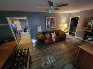 een woonkamer met een bank en een plafondventilator bij Near Beale Street, 6BR - 3BA 16 BEDS Sleeps up to 37 Guest in Memphis