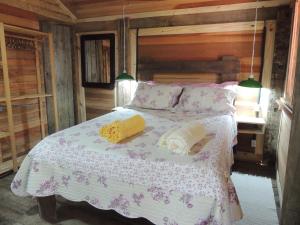una camera con un letto con due cuscini sopra di Paiol - Tô na Roça - Junto á natureza!!! a Cunha
