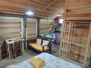 una camera con letto, tavolo e sedie di Paiol - Tô na Roça - Junto á natureza!!! a Cunha
