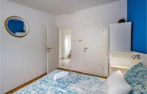 Posteľ alebo postele v izbe v ubytovaní Nice Home In Dramalj With Wifi