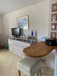 una sala da pranzo con un tavolo e una televisione di Ott‘s FEWO a Gnevsdorf