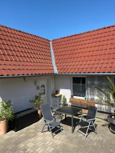 a patio with a table and chairs and a roof at Ott‘s FEWO in Gnevsdorf