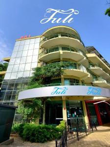 Hotel Juli في ساني بيتش: مبنى عليه لافته
