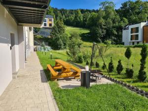 Vonkajšia záhrada v ubytovaní Apartament Royal Szczyrk