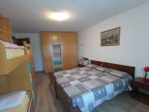 a small bedroom with a bed and a cabinet at Casa Ciclamino in Serrada