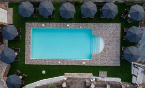 - une vue sur la piscine bordée de parasols dans l'établissement Agriturismo a casa di Susanna, à Santo Stefano del Sole