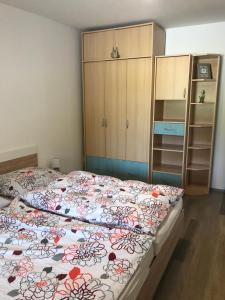 een slaapkamer met een bed met een bloemenbed bij Apartmán Plovárna in Kamenice nad Lipou