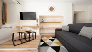 Un televizor și/sau centru de divertisment la Dominici 2- CahorsCityStay- Parking Wifi Netflix