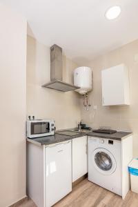 Kuchyňa alebo kuchynka v ubytovaní Apartamentos Lola Beach + 37 fotografií