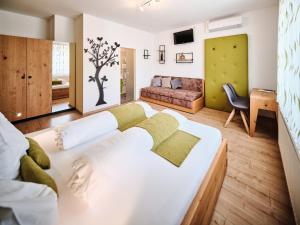 1 dormitorio con 1 cama grande y sala de estar en Weingut Gästehaus D&D Haider, en Jois