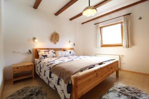 Un dormitorio con una cama grande y una ventana en Chalet MALLNOCK en Bad Kleinkirchheim