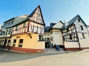 a building on the corner of a street at Hotel Pension Balthasar in Müden