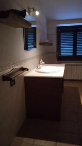 Casa vacanze ACQUAVIVA في Melizzano: حمام مع حوض أبيض ونافذة
