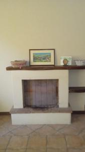 Melizzano的住宿－Casa vacanze ACQUAVIVA，带壁炉的客厅