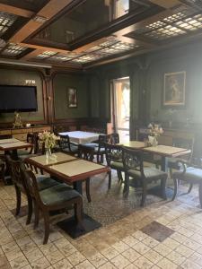 沙安的住宿－Вогняна Саламандра，一间带桌椅和电视的用餐室