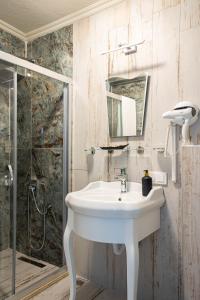W łazience znajduje się biała umywalka i prysznic. w obiekcie Rain Rooms and Food w mieście Marmaris