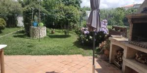 A garden outside Apartamento Casa A Braña