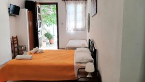 Łóżko lub łóżka w pokoju w obiekcie Melia studio 2 seafront apartment