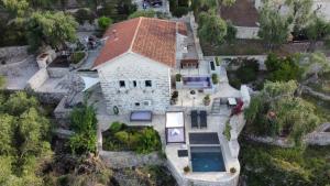 uma vista superior de uma casa com piscina em Paxos StoneHouse em Gaios