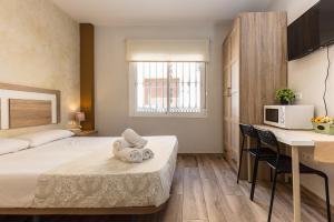 Posteľ alebo postele v izbe v ubytovaní Apartamentos Lola Beach