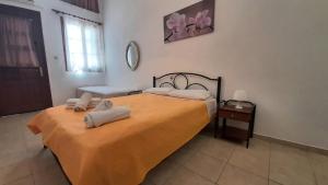 sypialnia z łóżkiem i ręcznikami w obiekcie Melia studio 2 seafront apartment w mieście Lutraki