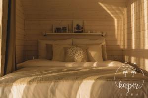 sypialnia z dużym białym łóżkiem w pokoju w obiekcie Kaper Łeba - Domki Nad Morzem w Łebie