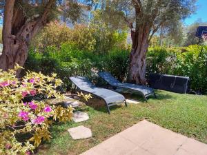 גינה חיצונית ב-Antibes with pool, terrace & private garden, 250 mt from sandy Plage de la Salis