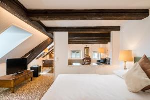 A bed or beds in a room at Hotel Murtenhof & Krone