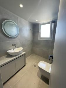 Koupelna v ubytování Serenity City Apartment + 15 fotografií